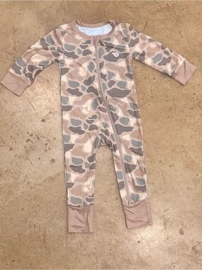 Burlebo classic deer camo bamboo zippy NWOT 12-18 mo